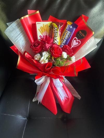 Buket Coklat dan Bunga Merah
